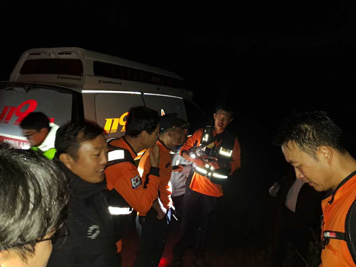 [홍천=뉴시스] 16일 소방당국은 지난 15일 오후 6시27분께 강원 홍천 내면 석화산을 등산하던 40대 남자 등산객(41)이 하산 중 일몰로 등산로를 이탈하는 조난사고가 발생해 소방대원들이 구조해 귀가 조치했다고 밝혔다. (사진=강원특별자치도소방본부 제공) *재판매 및 DB 금지