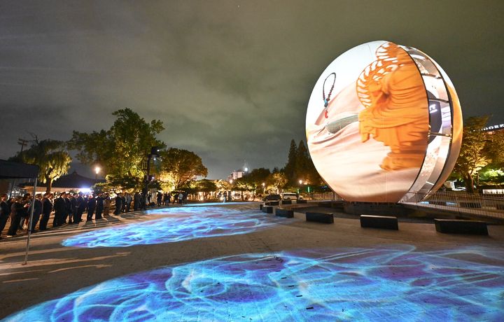 [안동=뉴시스] 15일 저녁 보문관광단지 육부촌과 호반 광장 일원에서 'APEC 보문단지 야간경관 개선사업'의 하나로 '빛의 향연' 시연회가 열리고 있다. (사진=경북도 제공) 2025.10.16 photo@newsis.com *재판매 및 DB 금지