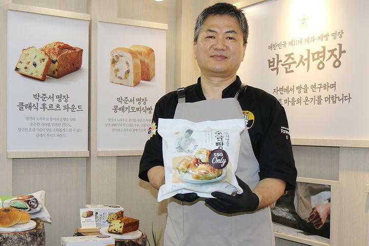 [서울=뉴시스] 15일 서울 성동구 에스팩토리에서 열린 SSG닷컴의 '美지엄' 팝업 행사에서 박준서 명장이 신세계푸드와 협업해 선보인 베이커리 신제품들을 소개하고 있다.(사진=신세계푸드 제공) *재판매 및 DB 금지