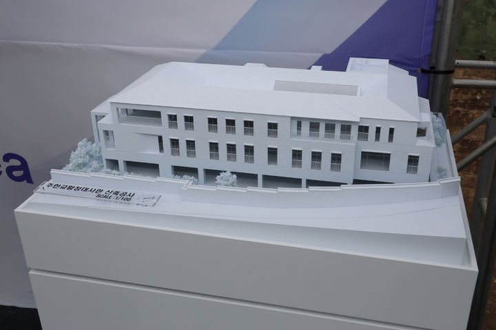 [서울=뉴시스] 15일 서울시 종로구 자하문로 26길 19 대사관 부지에서 열린 주한 교황대사관 신축 기공식에서 공개된 대사관 모형 (사진=한국천주교주교회의 제공) 2025.10.16. photo@newsis.com *재판매 및 DB 금지