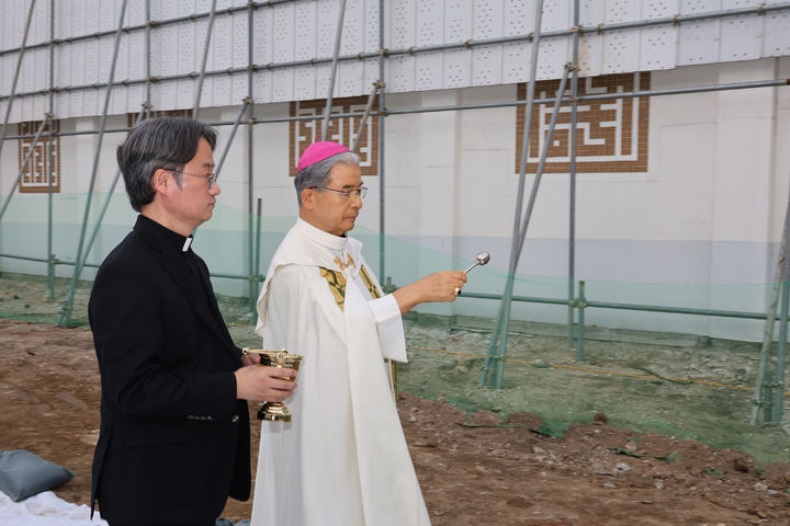 [서울=뉴시스] 15일 서울시 종로구 자하문로 26길 19 대사관 부지에서 열린 주한 교황대사관 신축 기공식에서 진행된 축복 예식 (사진=한국천주교주교회의 제공) 2025.10.16. photo@newsis.com· *재판매 및 DB 금지