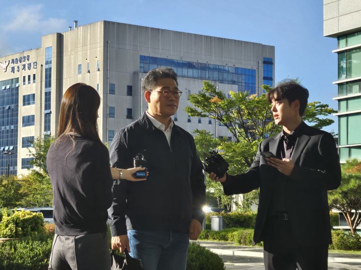 [서울=뉴시스] 조수원 기자 = 백해룡(가운데) 경정이 16일 오전 서울 송파구 동부지검에 첫 출근하며 기자들과 질의응답하고 있다.2025.10.16. tide1@newsis.com *재판매 및 DB 금지