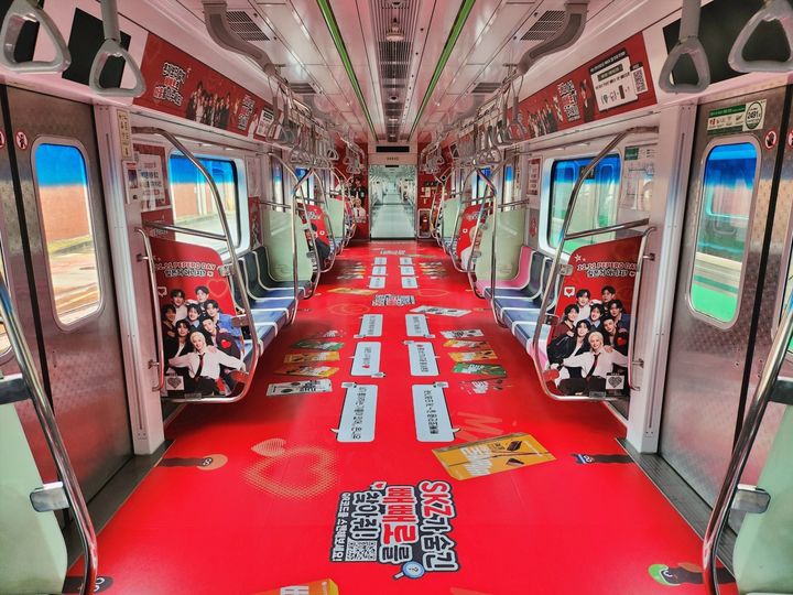 [서울=뉴시스] 빼빼로 이벤트 홍보물로 뒤덮인 서울 지하철 2호선 열차 내부 모습. photo@newsis.com *재판매 및 DB 금지