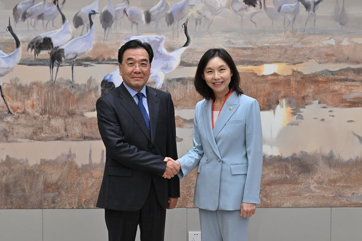 [서울=뉴시스] 최호정 의장 장쑤성 당서기와 MOU 체결 후 악수하는 모습. 2025.10.16. (사진=서울시의회 제공) *재판매 및 DB 금지