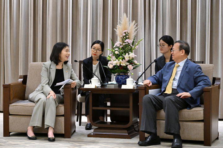 [서울=뉴시스] 최호정 의장 상하이시인대 부주임과 면담. 2025.10.16. (사진=서울시의회 제공) *재판매 및 DB 금지