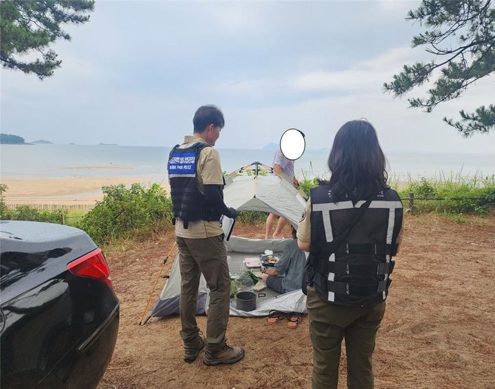 [부안=뉴시스} 불법행위 집중 단속. (사진=변산반도국립공원 제공) 2025.10.16. photo@newsis.com *재판매 및 DB 금지