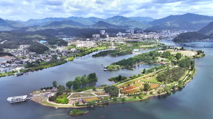 [수원=뉴시스] 가평군 자라섬. (사진=경기도 제공) 2025.10.16. photo@newsis.com *재판매 및 DB 금지