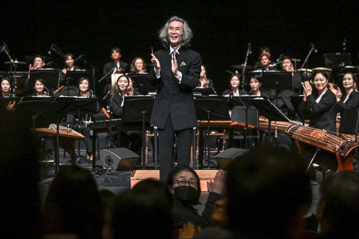 제3회 대한민국국악관현악축제가 15일 세종M씨어터에서 경기시나위오케스트라의 무대로 화려하게 개막했다. 지휘자 김성진이 관객들에게 인사하고 있다. (사진=세종문화회관 제공) *재판매 및 DB 금지