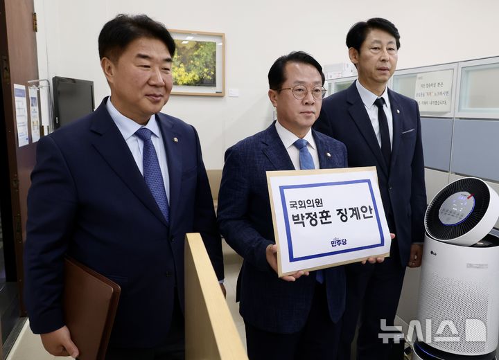 [서울=뉴시스] 조성봉 기자 = 이기헌(왼쪽부터), 문금주, 이훈기 더불어민주당 의원이 16일 오전 서울 여의도 국회 의안과에 ‘욕설, 폭언, 고성’ 논란 관련 박정훈 국민의힘 의원에 대한 징계안을 제출하고 있다. 2025.10.16. suncho21@newsis.com