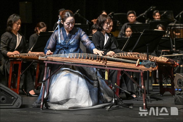 [서울=뉴시스] 제3회 대한민국국악관현악축제가 15일 세종M씨어터에서 경기시나위오케스트라의 무대로 화려하게 개막했다. 유숙경이 가야금을 연주하고 있다. (사진=세종문화회관 제공)
