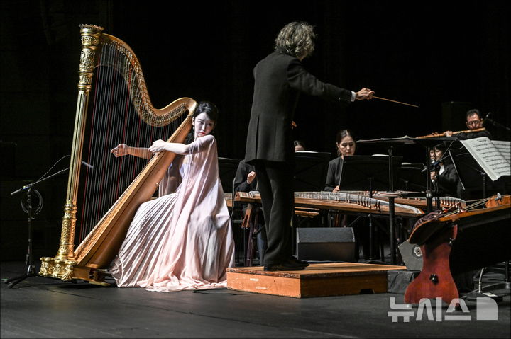 [서울=뉴시스] 제3회 대한민국국악관현악축제가 15일 세종M씨어터에서 경기시나위오케스트라의 무대로 화려하게 개막했다. 황세희가 하프를 연주하고 있다. (사진=세종문화회관 제공) 