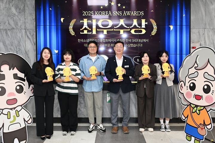 [대전=뉴시스] 조명휘 기자 = 김제선 대전 중구청장과 직원들이 16일 한국프레스센터에서 열린 '대한민국 SNS 대상’ 시상식에서 기초지자체-자치구 부분에서 최우수상을 받은 것을 기념해 사진촬영을 하고 있다. (사진= 중구청 제공) 2025.10.16. photo@newsis.com *재판매 및 DB 금지