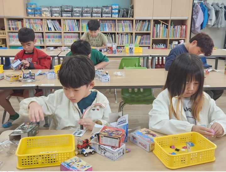 [안동=뉴시스] 문경 호서남초 돌봄교실 특별프로그램 모습. (사진=경북도교육청 제공) 2025.10.16 photo@newsis.com *재판매 및 DB 금지