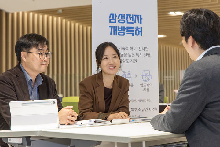 [서울=뉴시스]15일 경기도 수원컨벤션센터에서 개최된 '2025 우수기술 설명회'에서 삼성전자 관계자와 협력회사 참석자들이 특허 무상 이전 상담을 진행하고 있다. (사진=삼성전자 제공) photo@newsis.com *재판매 및 DB 금지