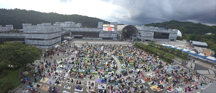 [대전=뉴시스] 지난 9월 대전 유성구에 있는 국립중앙과학관에서 진행된 프로야구 관람 행사. (사진= 유성구 제공) *재판매 및 DB 금지