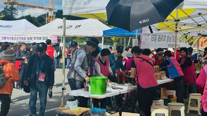 [횡성=뉴시스] 군 농업기술센터, 농맘직거래장터 현장. (사진=횡성군농업기술센터 제공) 2025.10.16. photo@newsis.com *재판매 및 DB 금지