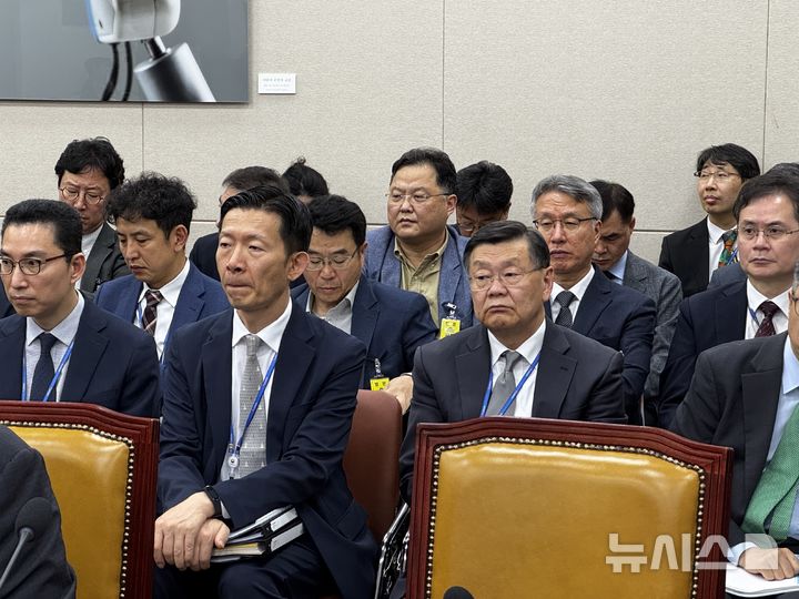 [서울=뉴시스] 심지혜 기자 = 우주항공청 출범 1년여 만에 사의를 밝힌 존 리 전 임무본부장이 16일 국회 과학기술정보방송통신위원회 국정감사에 출석해 순서를 기다리고 있다. 2025.10.16. siming@newsis.com