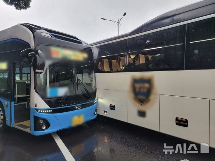 [제주=뉴시스] 16일 오전 제주시 연동 신제주로터리에서 수학여행 관광버스와 시내버스가 충돌하는 사고가 발생해 경찰과 소방당국이 수습에 나서고 있다. (사진=제주소방안전본부 제공) 2025.10.16. photo@newsis.com