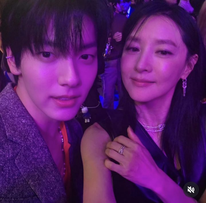 [서울=뉴시스] 배우 이영애가 그룹 '투모로우바이투게더'(TXT) 수빈을 만났다. (사진=이영애 인스타그램 캡처) 2025.10.16. photo@newsis.com *재판매 및 DB 금지