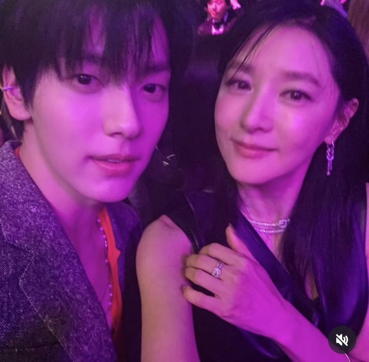 [서울=뉴시스] 배우 이영애가 그룹 '투모로우바이투게더'(TXT) 수빈을 만났다. (사진=이영애 인스타그램 캡처) 2025.10.16. photo@newsis.com *재판매 및 DB 금지