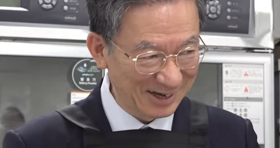 [서울=뉴시스] 정성호 법무부 장관이 지난달 26일 경기 안양에 있는 안양소년원을 방문한 영상이 올라왔다. 사진은 활짝 웃다가 치아가 빠진 정 장관의 모습. (사진=유튜브 법무부TV 캡처) *재판매 및 DB 금지