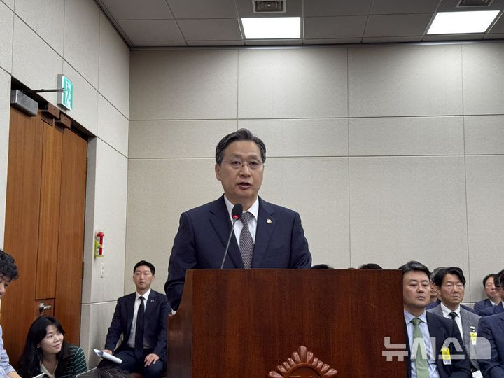 [서울=뉴시스] 심지혜 기자 = 윤영빈 우주항공청장이 16일 국회 과학기술정보방송통신위원회 국정감사에 출석해 발언하고 있다. 2025.10.16. siming@newsis.com