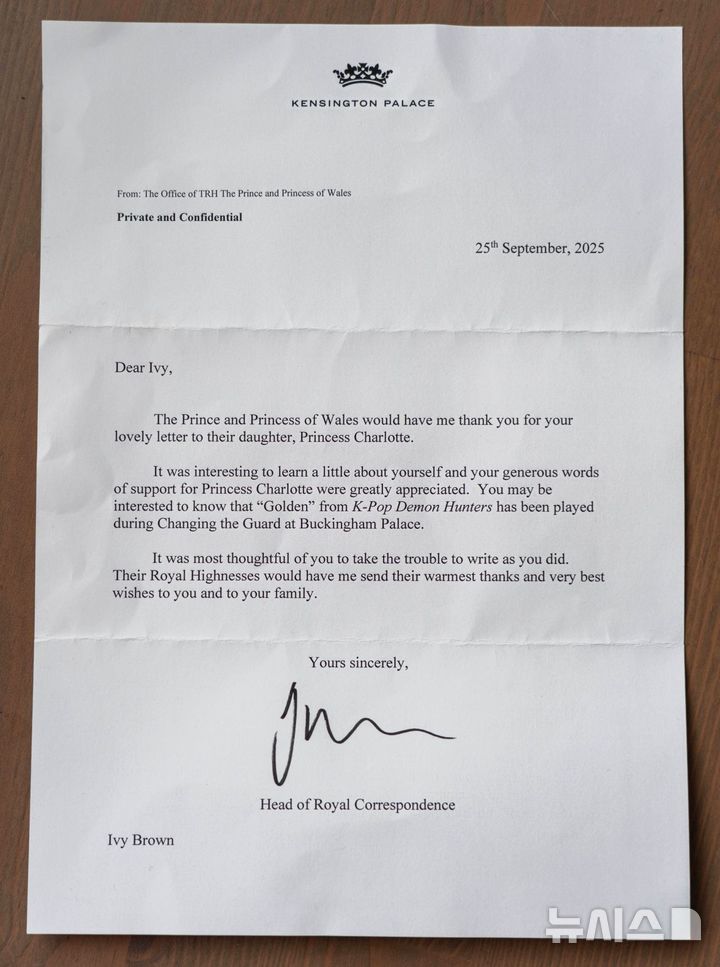 [뉴시스] 영국 6세 소녀 아이비 브라운이 영국 왕실로부터 받은 답장 서신. (사진= 더 선) 2025.10.12. 