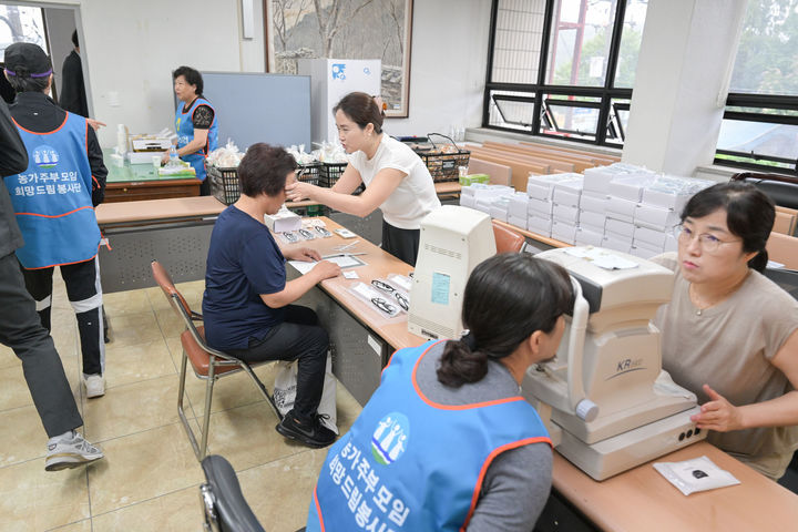 [공주=뉴시스] 공주시 이인면에서 진행된 농촌 왕진버스 치료 모습.(사진=공주시 제공) 2025.10.16. photo@newsis.com. *재판매 및 DB 금지