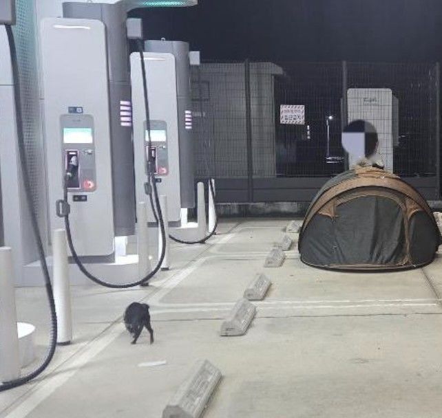 [서울=뉴시스] 전기차 충전소에서 텐트를 치고 캠핑을 하던 여성이 지적을 당하자 되레 화를 냈다는 사연이 누리꾼들의 공분을 사고 있다. (사진=온라인 커뮤니티 캡처) 2025.10.16 *재판매 및 DB 금지