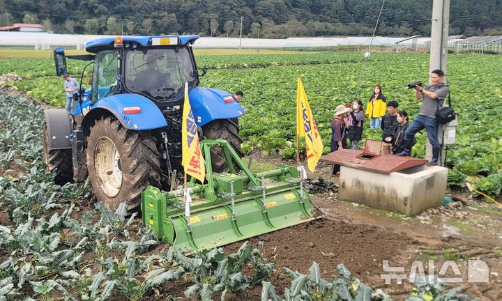 [청주=뉴시스] 충북 청주시 농민들이 16일 농작물 무름병에 대한 정부의 대책을 촉구하며 밭을 갈아엎고 있다. (사진= 독자 제공) 2025.10.16. photo@newsis.com *재판매 및 DB 금지