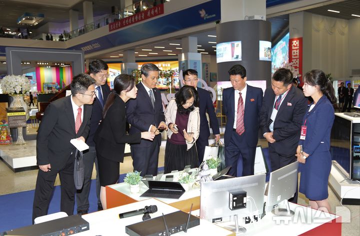 [베이징=뉴시스] 왕야쥔 주북한 중국대사는 15일 북한 주재 외교사절단과 함께 북한 측 초청으로 평양에서 열린 북한 경공업 제품 전시회인 '경공업 발전 2025'를 참관했다고 주북 중국대사관이 밝혔다.(사진=주북한 중국대사관 홈페이지 갈무리) 2025.10.16 photo@newsis.com