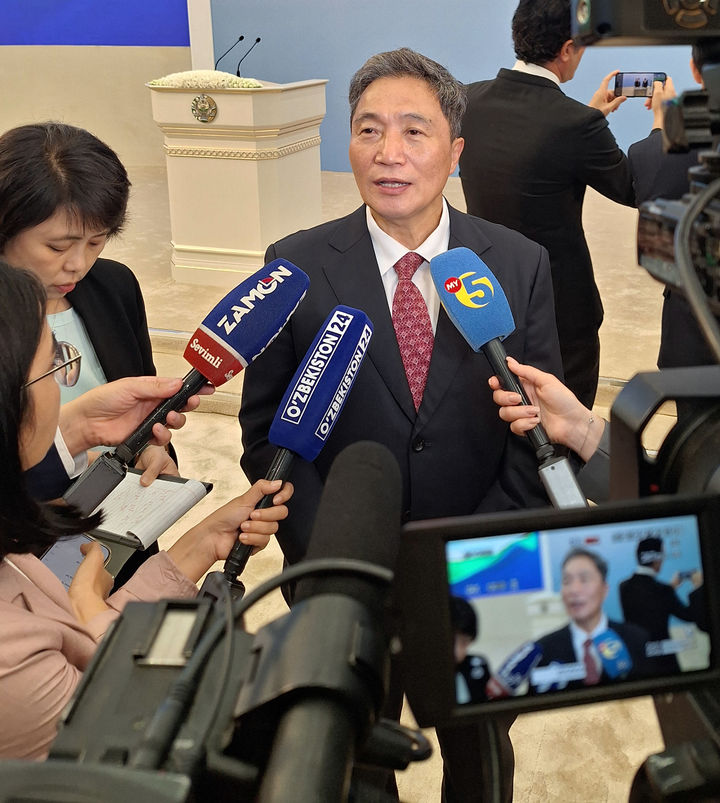 [타슈켄트(우즈베키스탄)=뉴시스] 이학재 인천공항공사 사장이 지난 15일(현지시간) 우즈베키스탄에서 열린 타슈켄트 신공항 기공식에 참여해 현지 언론과 인터뷰를 하고 있다. 2025.10.17. (사진=인천공항공사 제공) photo@newsis.com *재판매 및 DB 금지