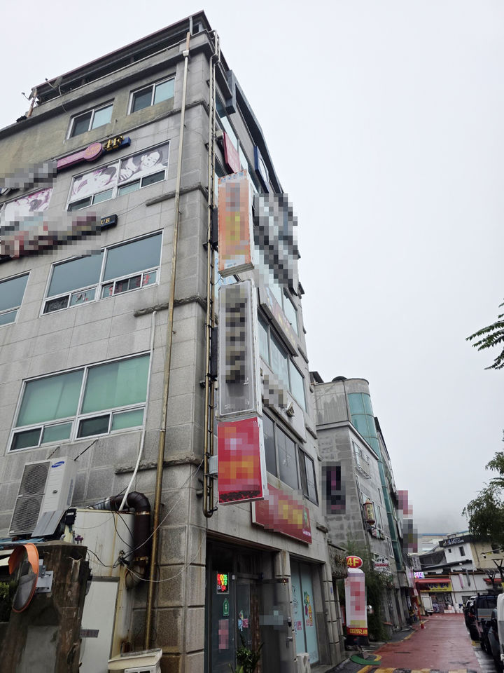 태백지역의 한 건물에 마사지 업소, 주점, 다방 등이 밀집해 있는 모습. 사진은 기사와 관련 없음.(사진=뉴시스) *재판매 및 DB 금지