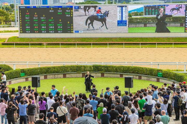 [부산=뉴시스] 지난달 렛츠런파크 부산경남에서 열린 경주 응원 공연 모습. (사진=한국마사회 렛츠런파크 부산경남 제공) 2025.10.16. photo@newsis.com *재판매 및 DB 금지