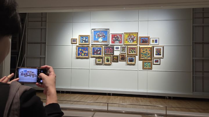 [사진=박현주 미술전문기자]2층 보이는 수장고에 선보인 황염수 꽃그림 연작 *재판매 및 DB 금지