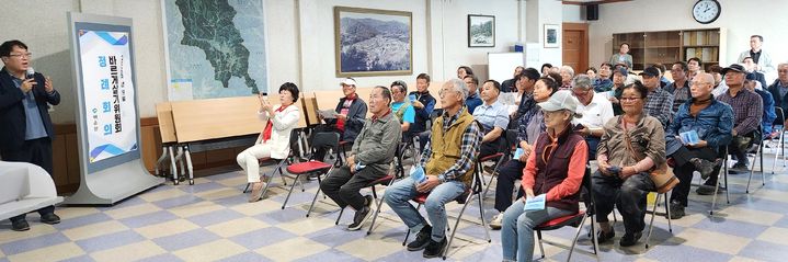 [제천=뉴시스] 이병찬 기자 =16일 충북 제천시 백운면에서 평창~원주 송전선로 건설사업 주민설명회가 열리고 있다.2015.10.16.bclee@newsis.com