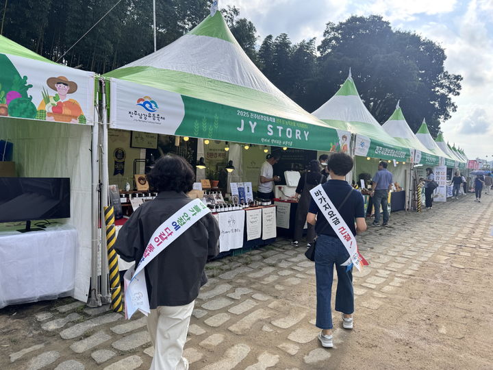 [진주=뉴시스]진주시, 축제기간 바가지요금 근절 홍보.(사진=진주시 제공).2025.10.16.photo@newsis.com *재판매 및 DB 금지