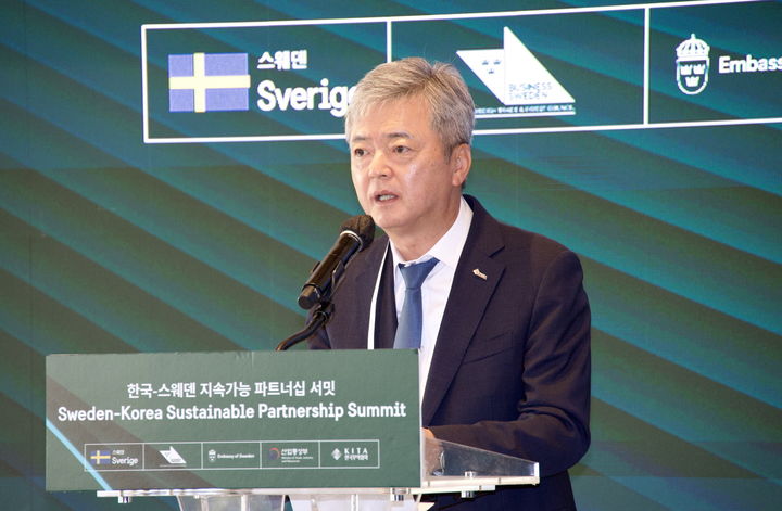 [서울=뉴시스] 한국무역협회(KITA)가 16일 서울 용산구 그랜드하얏트호텔에서 비즈니스 스웨덴과 공동으로 개최한 '한국-스웨덴 지속가능 파트너십 서밋'에서 한국무역협회 이인호 부회장이 환영사를 하고 있다. (사진=한국무역협회 제공) 2025.10.16 photo@newsis.com *재판매 및 DB 금지