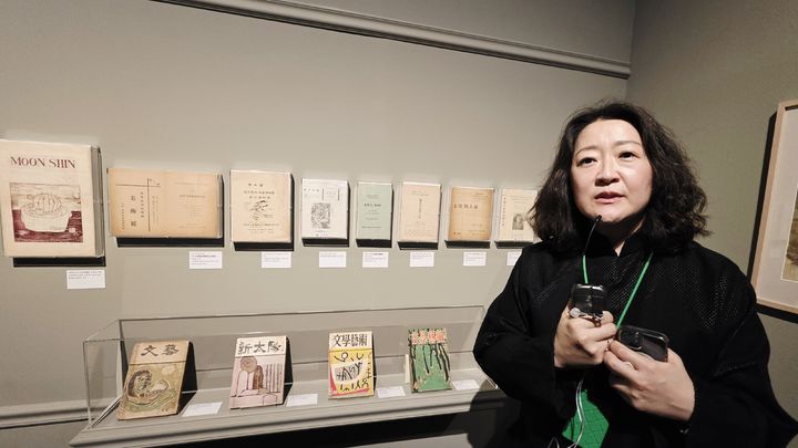 [사진=박현주 기자]이효진 학예연구사가 모던아트협회 전시를 설명하고 있다. *재판매 및 DB 금지