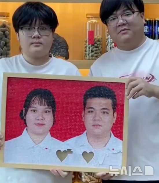 [서울=뉴시스]"누가 남편이고, 누가 아내?"…쌍둥이처럼 닮은 中 부부 (사진 = SCMP 캡처)