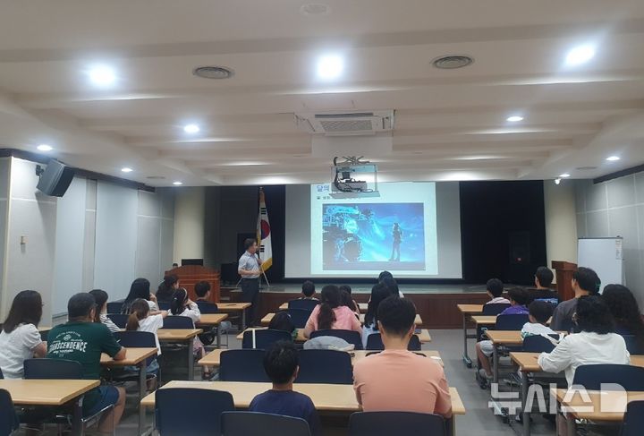 [군포=뉴시스] 지난 달 천문학 강의 현장. (사진=군포시 제공). 2025.10.16.photo@newsis.com