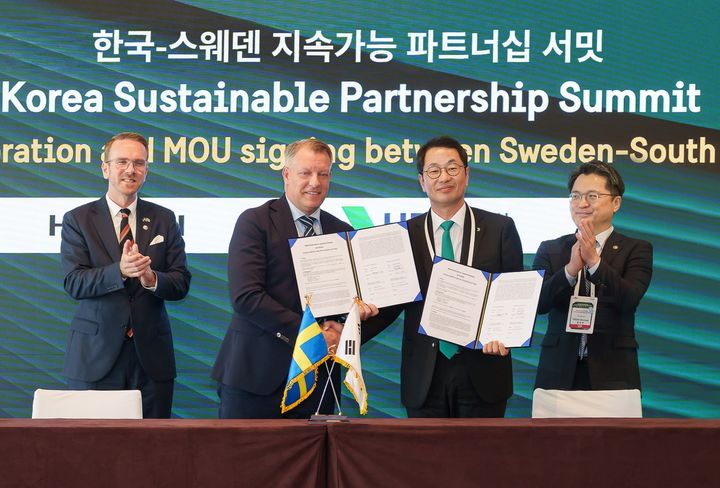 [서울-뉴시스] HD현대일렉트릭은 16일 서울 용산 그랜드 하얏트에서 열린 '한국-스웨덴 지속 가능 파트너십 서밋'에서 히타치에너지와 초고압직류송전(HVDC) 기술에 대한 전략적 협력 양해각서(MOU)를 체결했다고 밝혔다. *재판매 및 DB 금지