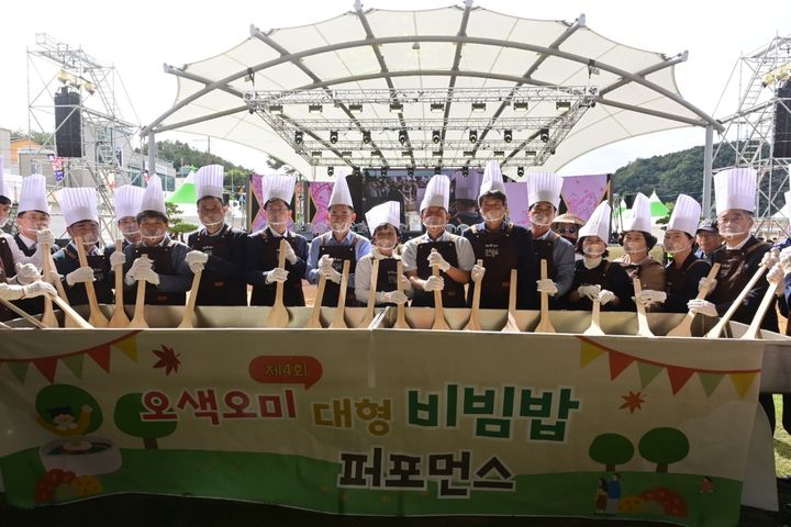  [봉화=뉴시스] '2025 봉화송이축제'에서 대형 비빔밥 퍼포먼스를 하고 있다. (사진=봉화군 제공) 2025.10.16. photo@newsis.com *재판매 및 DB 금지