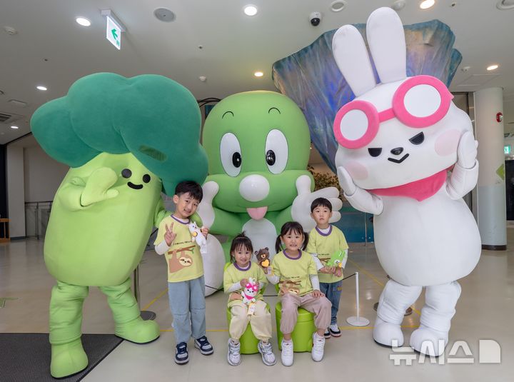 [서울=뉴시스]KB금융그룹은 오는 18일 문화의 날을 맞아 서울 도봉구에 위치한 둘리뮤지엄에서 어린이 관람객과 '문화의 날, 별과 함께 날다' 이벤트를 진행했다고 16일 밝혔다. (사진=KB금융 제공). 2025.10.16. photo@newsis.com 