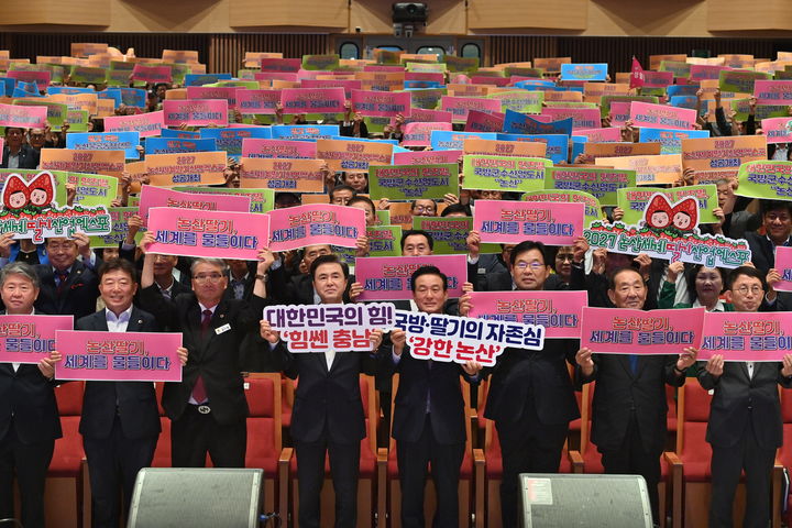 [논산=뉴시스]김태흠 충남지사는 16일 민선8기 4년 차 시군 방문 아홉 번째 일정으로 논산시를 찾아 도민과 직접 소통하며 지속 가능한 미래 발전 방안을 논의했다. 2025. 10. 16 photo@newsis.com *재판매 및 DB 금지