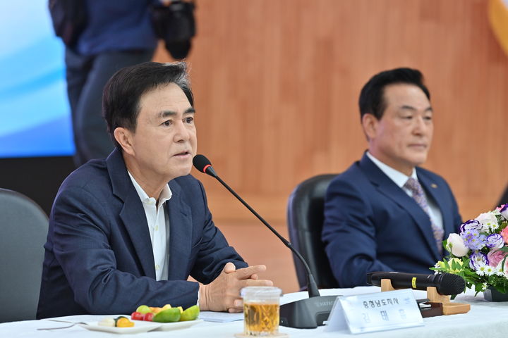 [논산=뉴시스]김태흠 충남지사가 16일 논산을 찾아 언론인들과 간담회를 갖고 있다. 2025. 10. 16 photo@newsis.com *재판매 및 DB 금지