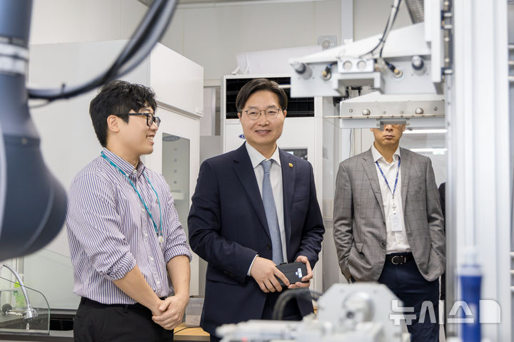 [서울=뉴시스]구혁채 과기정통부 1차관이 16일 한국화학연구원의 인공지능(AI) 기반 연구혁신 현장을 찾아 화학연의 촉매합성 자동화 설비에 대해 질문하고 있다. (사진=과기정통부 제공)