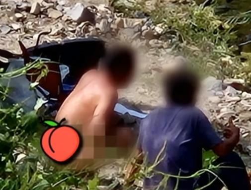 [뉴시스] 충북 옥천의 한 하천에서 알몸으로 낚시를 한 중년 남성이 포착됐다. (사진=JTBC '사건반장' 캡처) *재판매 및 DB 금지