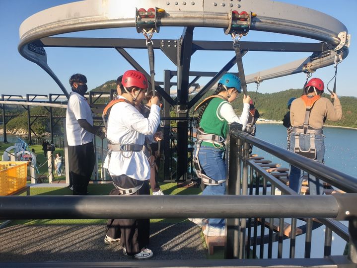 [정읍=뉴시스] 전북 정읍시가 정읍시학교밖청소년지원센터를 통해 21일 학교 밖 청소년들을 대상으로 '꿈드림 수학여행'을 떠난다고 밝혔다. 지난해 수학여행에서 참여한 청소년들이 집라인을 타는 모습. (사진=뉴시스 DB). photo@newsis.com *재판매 및 DB 금지