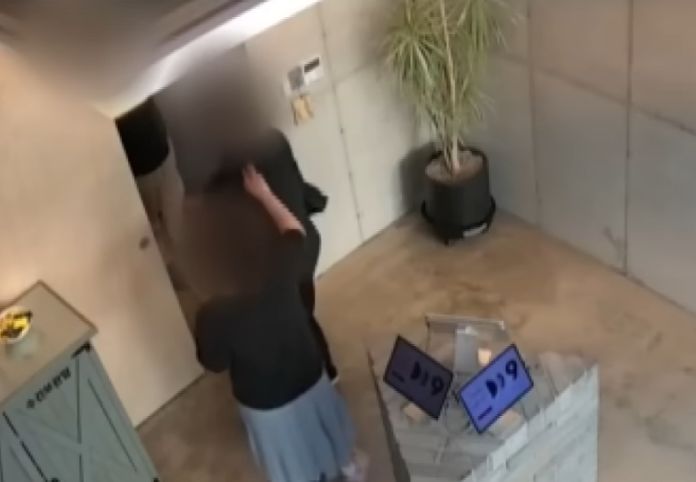 [서울=뉴시스] 제주의 한 숙박업소에서 신혼부부가 직원에게 폭언을 퍼붓고 환불을 요구한 사건이 알려지면서 논란이 일고 있다. 사진은 해당 숙소 CCTV에 담긴 당시 장면. (사진 = 'JTBC News' 유튜브 캡처) 2025.10.16. *재판매 및 DB 금지